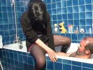 Dark-haired френски adolescent получава един стар пичове вал в тя задник