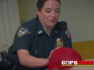 Putz liefhebbend milf cops zuigen af criminals reusachtig zwart penis