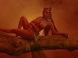 Nicki minaj dances -ban neki strandpapucs és bikini így ön tud masztizás hogy neki test