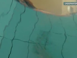 Loris blackhaired tiener swirling in de zwembad