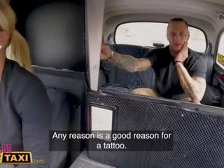Kvinnlig fejka taxi tatuerade buddy prepares vällustig blondin turned på