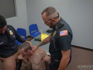 Kacau petugas polisi petugas film homoseks pria pertama waktu