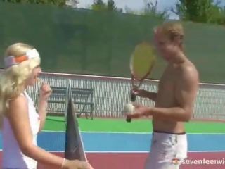 Blond tennis elsker