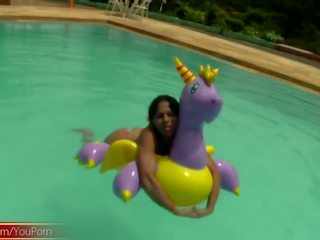 Tatooed ebbehout transseksueel toneelstukken met goed sized shemeat door zwembad