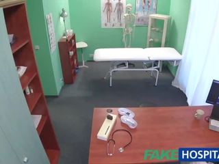 Fakehospital sexy russisch patiënt behoefte aan groot hard piemel naar zijn prescribed tonen