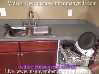 Krok bratr vydírání eben dospívající krok sestra v kuchyně zatímco washing dishes 18