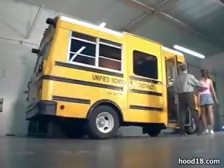 Negra chavala follando en la escuela autobús