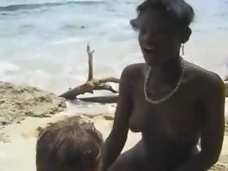 ขนดก แอฟริกัน ที่รัก เพศสัมพันธ์ ยูโร lassie ใน the ชายหาด