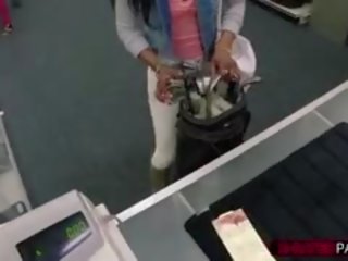 Perempuan hitam dan genit perempuan mencari untuk yang golf kelab mendapat fucked