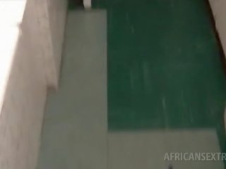 Afro honung proving henne bj skills på enormt vit schlong